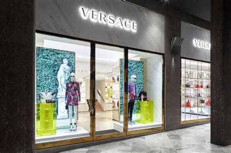 Versace debutta con una nuova boutique a Bologna